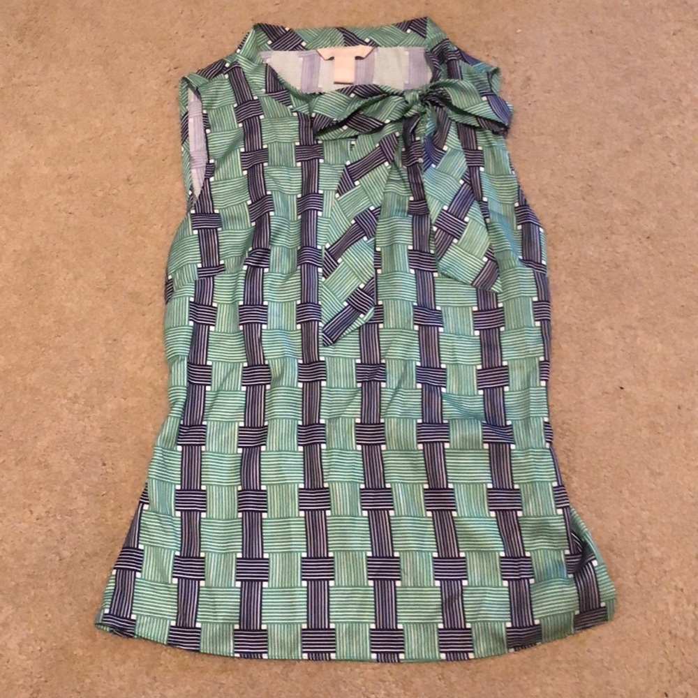 Sleeveless, bow accent shirt